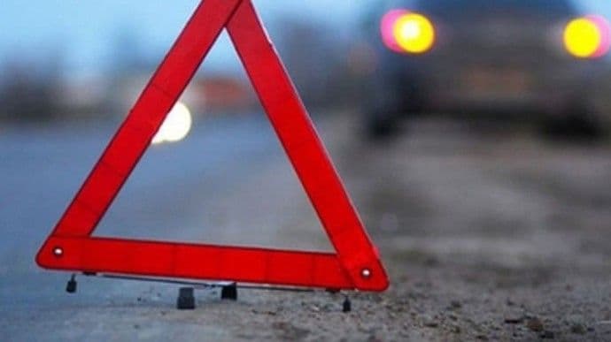 У Гадячі водій протаранив автомобіль та влетів у магазин