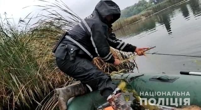 На Полтавщині правоохоронці виявили 400 метрів сіток та 15 кг риби в них