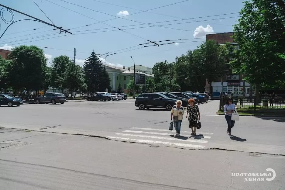 У центрі Полтави облаштують  паркомісця для людей з інвалідністю та  велосипедистів