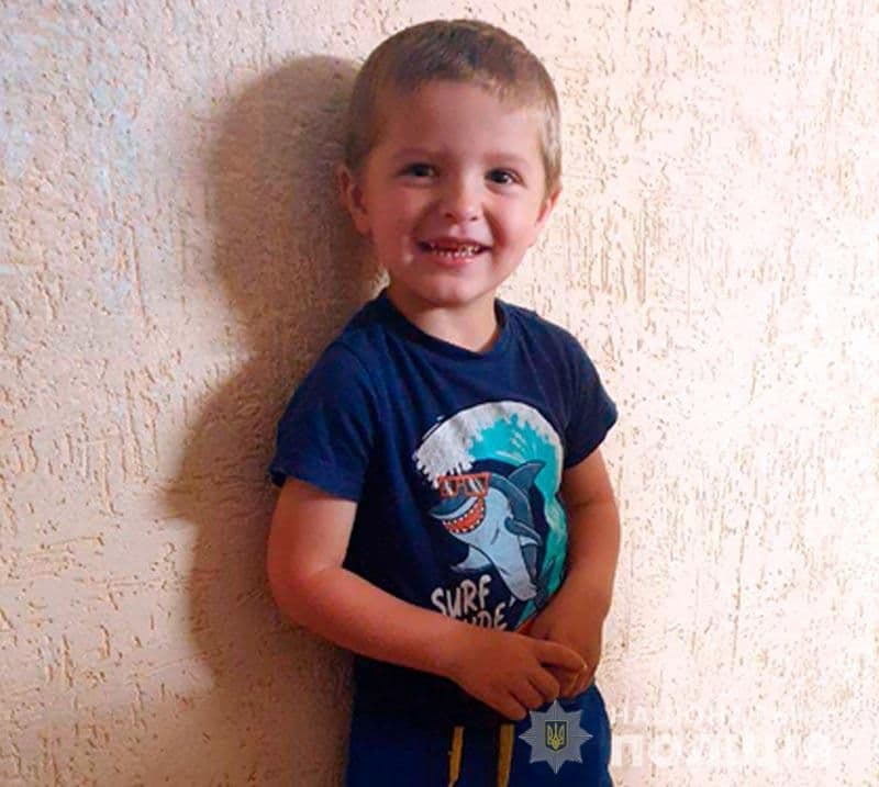 У Полтаві загубився маленький хлопчик — поліція шукає батьків (оновлено)