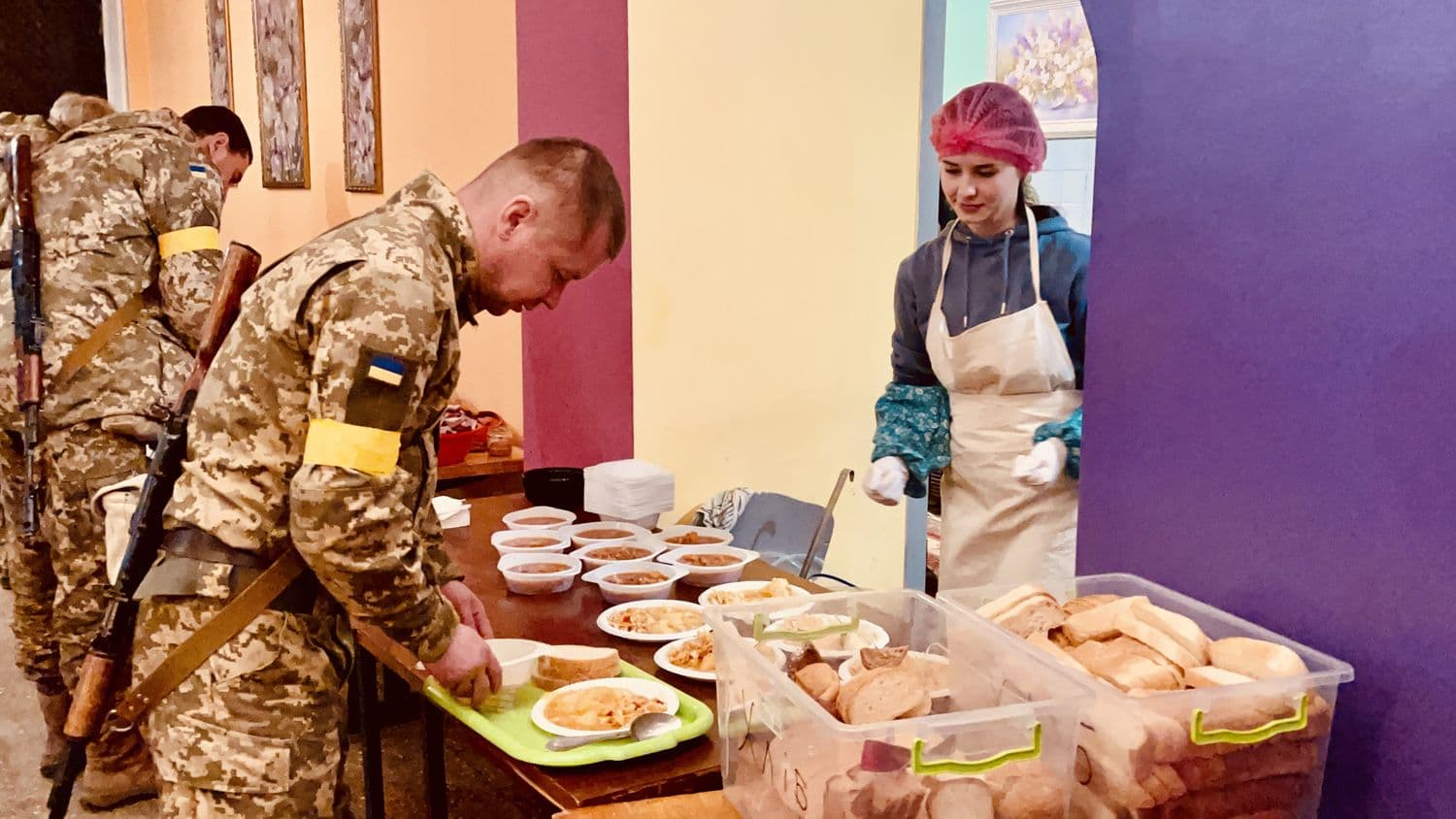 Зі сцени на кухню — серед волонтерів, що готують військовим два головних режисери, та викладачі вишів