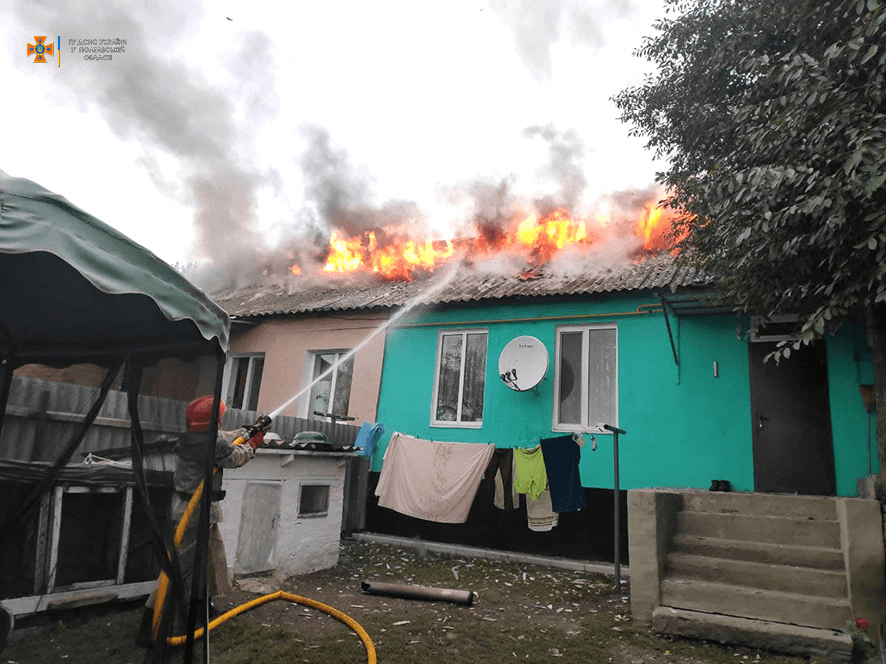 У Полтавському районі 5 годин гасили пожежу в будинку