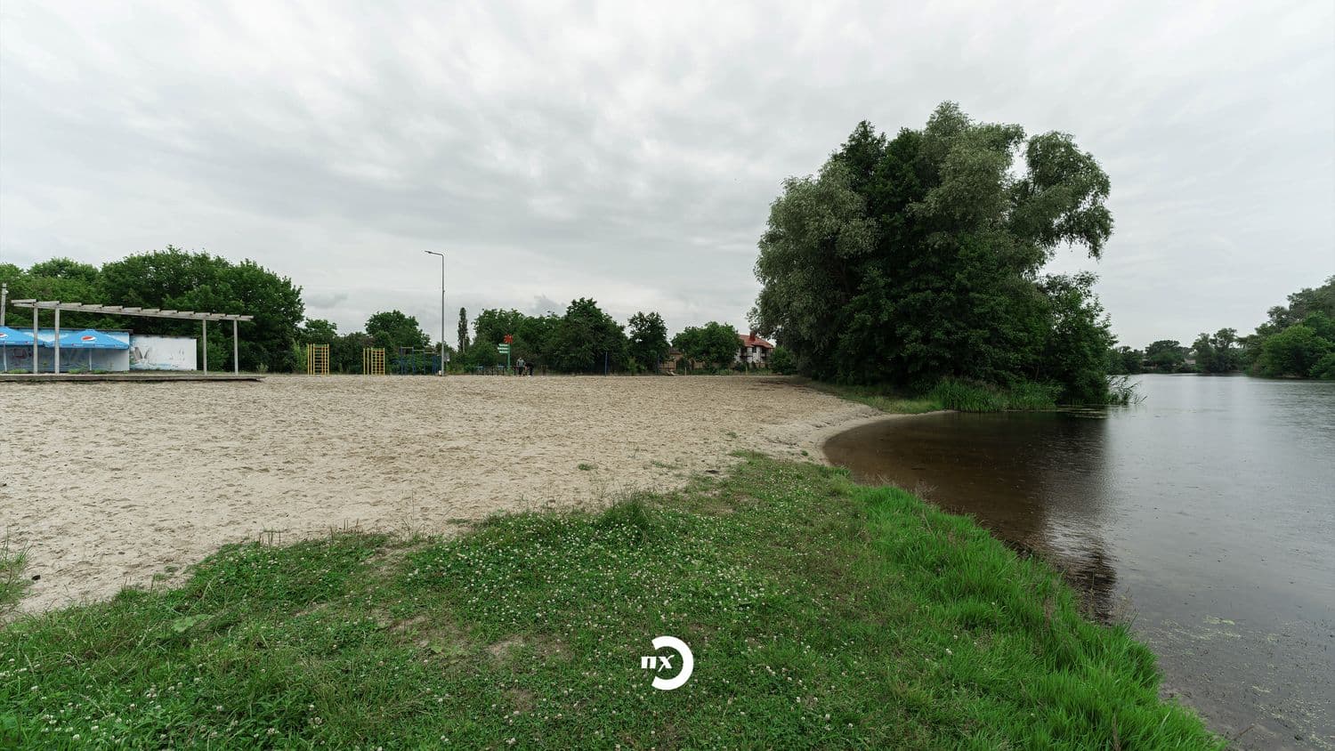 (Не) комфортний відпочинок біля води. Огляд міських пляжів Полтави (фото)