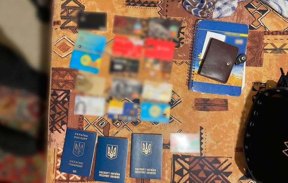 Правоохоронці Полтавщини викрили злочинну групу, яка виготовляла підроблені паспорти