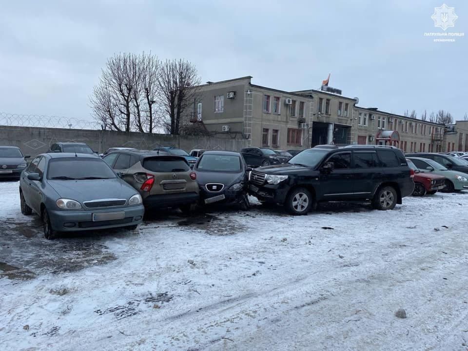 У Кременчуці автобус спричинив аварію за участі п'яти машин. ФОТО