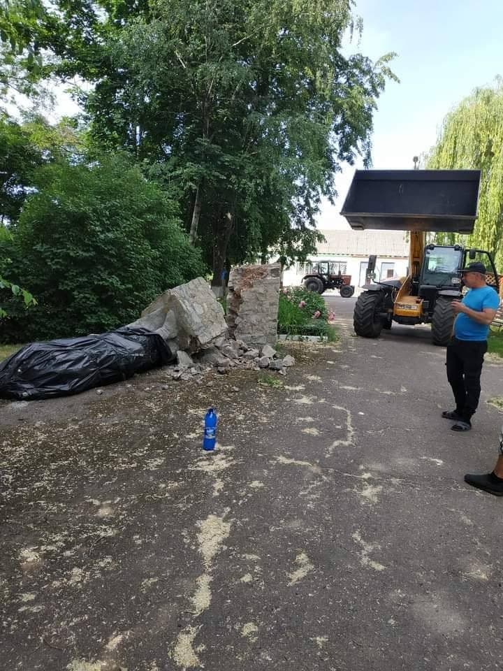 У селі неподалік Пирятина демонтували пам'ятник Горькому