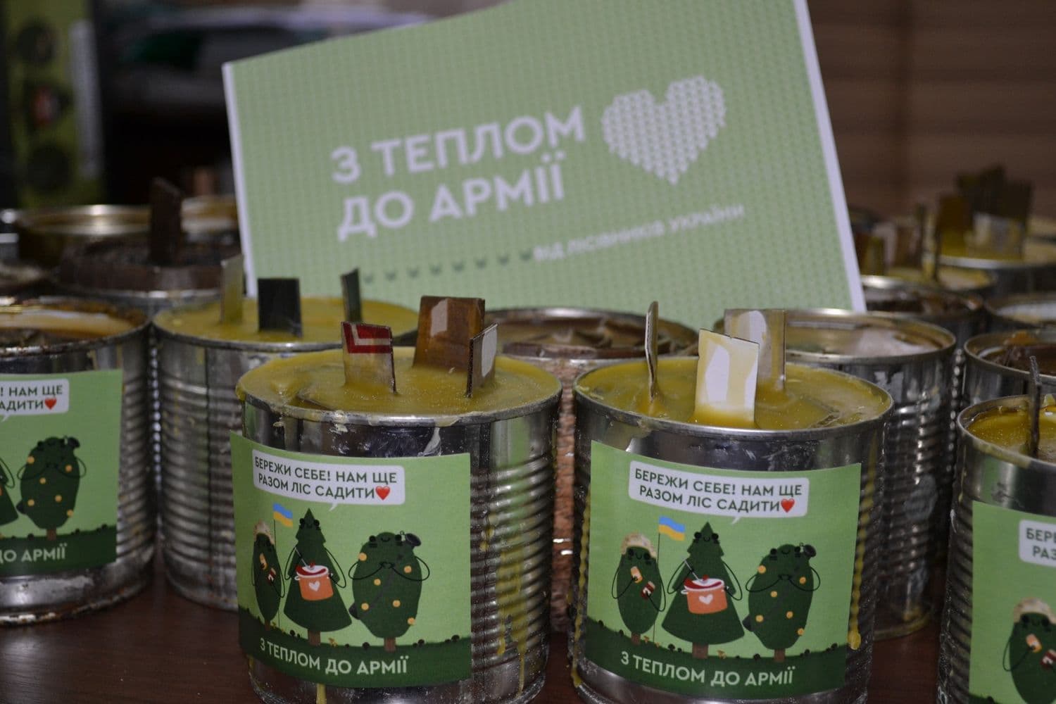 На Полтавщині діти виготовили окопні свічки для захисників