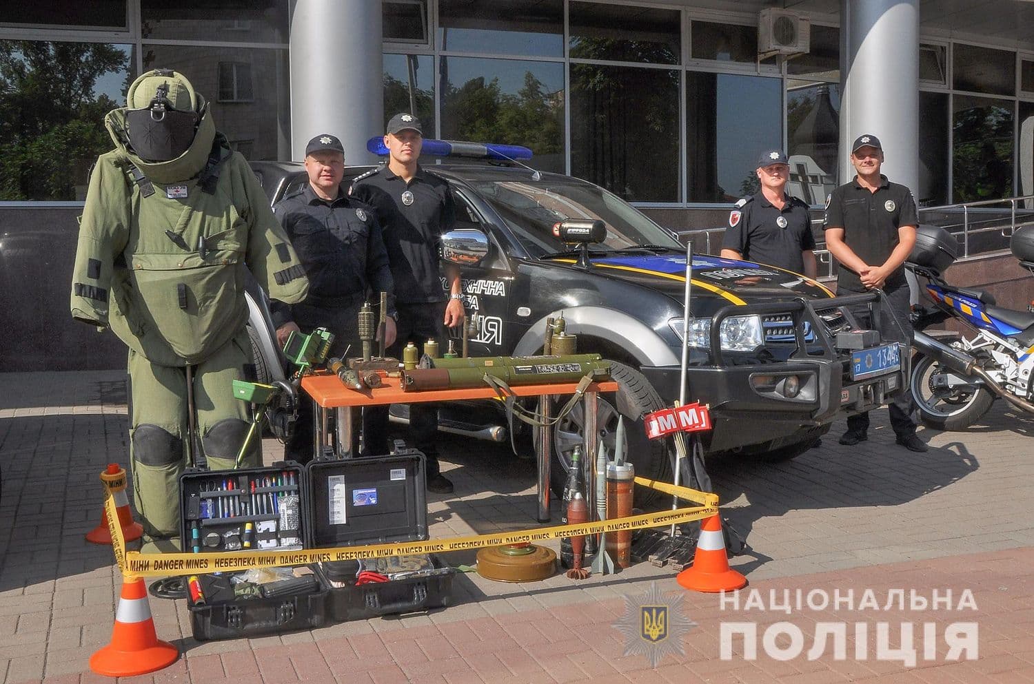 Полтавські поліцейські влаштували виставку сучасного озброєння та техніки (фото)