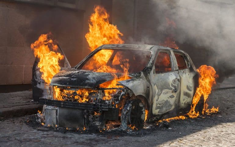 На Лубенщині серед ночі спалахнула автівка