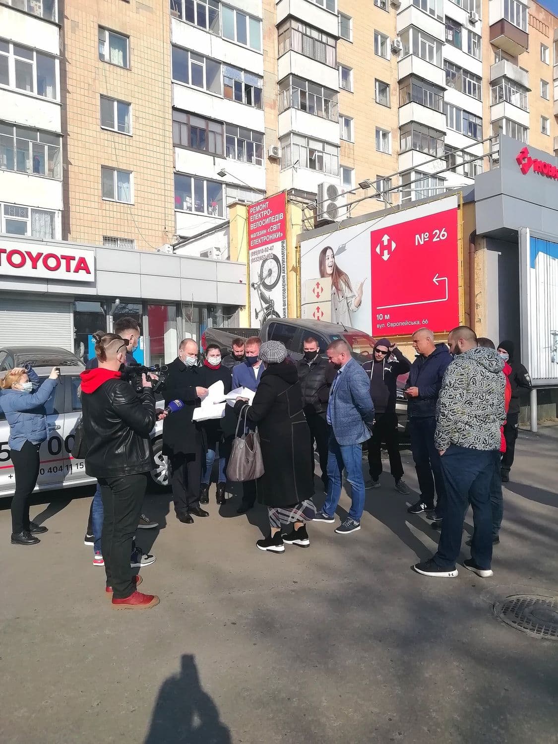 У Полтаві біля автосалону Toyota не демонтували флагштоки та стели: керівник підприємства подав до суду