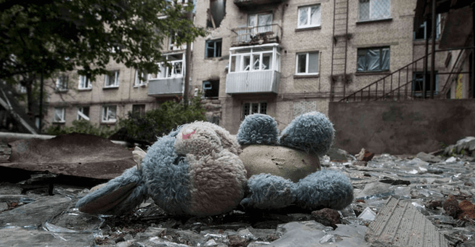 Тікаючи з позицій, окупанти мінують дитячі іграшки та гаджети