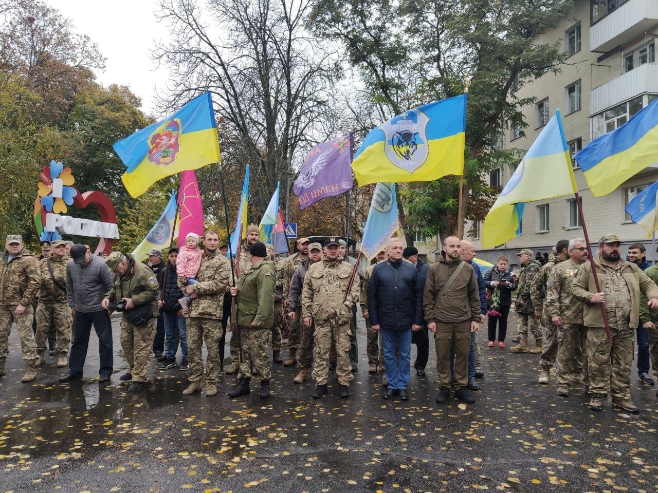 «Пішов на війну, бо хотів на себе спокійно дивитися у дзеркало»: Україна святкує День Захисника і Захисниці