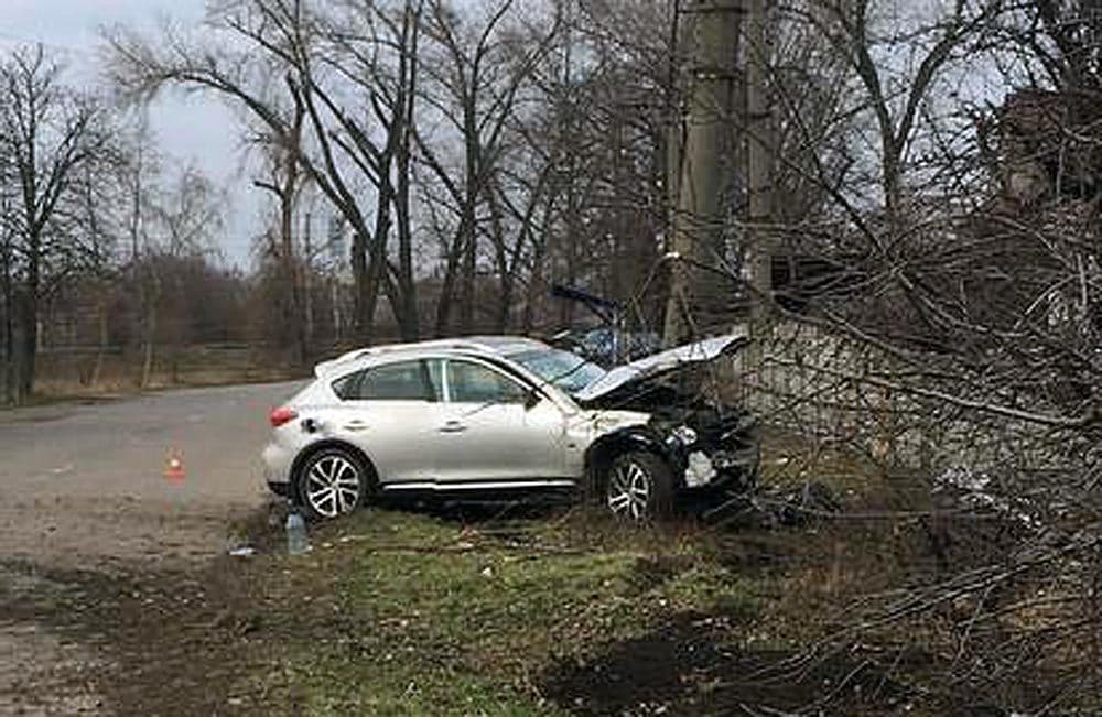 На Полтавщині автомобіль врізався в електроопору: водій помер у лікарні