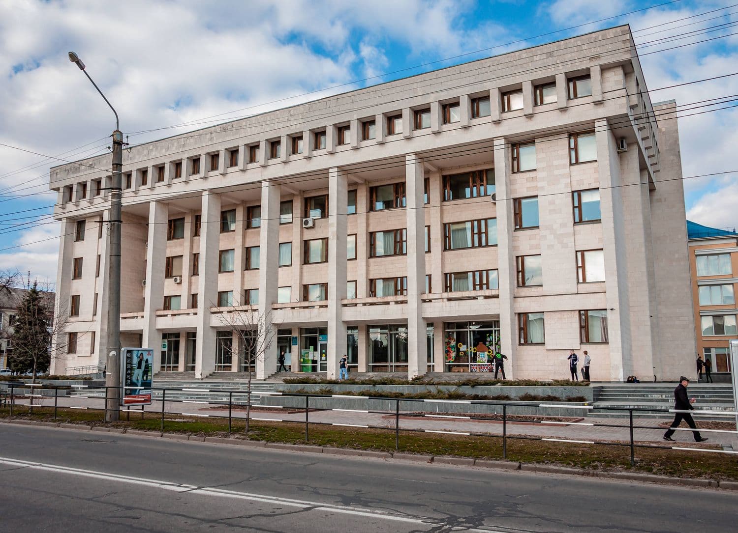 Ще на рік продовжили обмеження руху пішоходів біля полтавської обласної бібліотеки