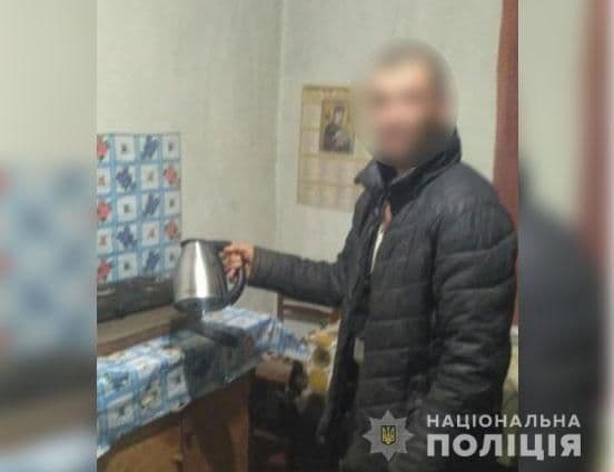 У селі під Глобиним чоловік кинув у 3-річного хлопчика чайник, дитина в лікарні