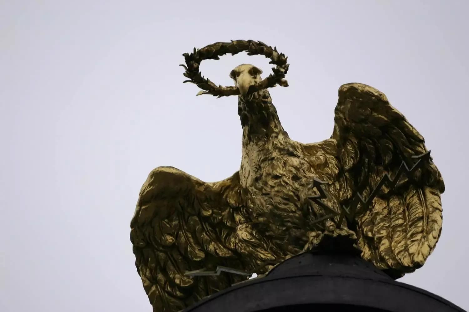 "Просвіта" вимагає демонтувати в Полтаві російські символи