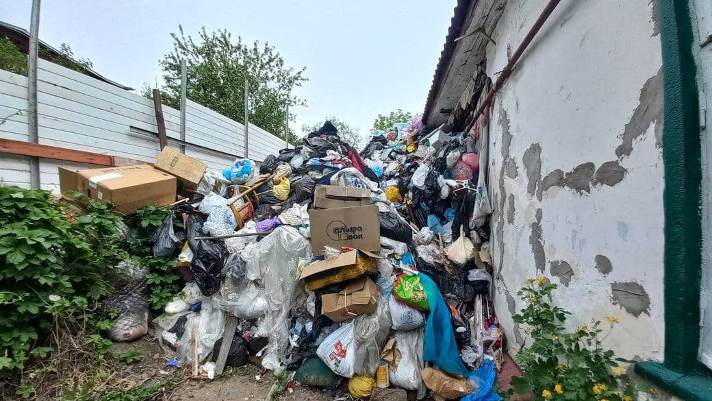 У Полтаві вдруге прибиратимуть купу сміття з двору пенсіонерки 