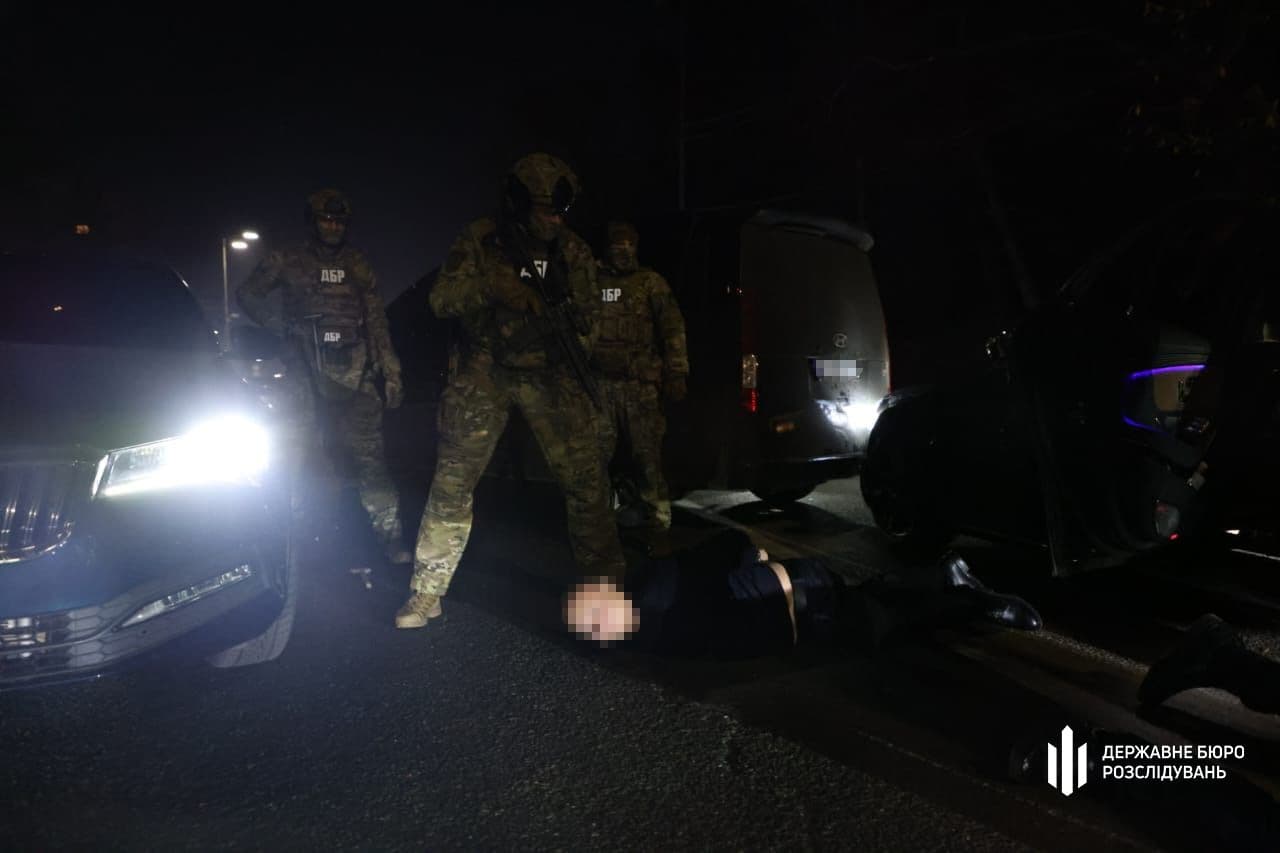 ДБР затримало двох «авторитетів» та поліцейського, які побили хлопця у ресторані Полтави