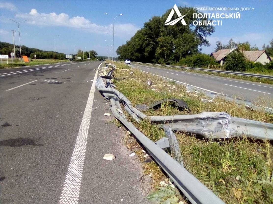 На Полтавщині ремонтують відбійники, пошкоджені в результаті ДТП