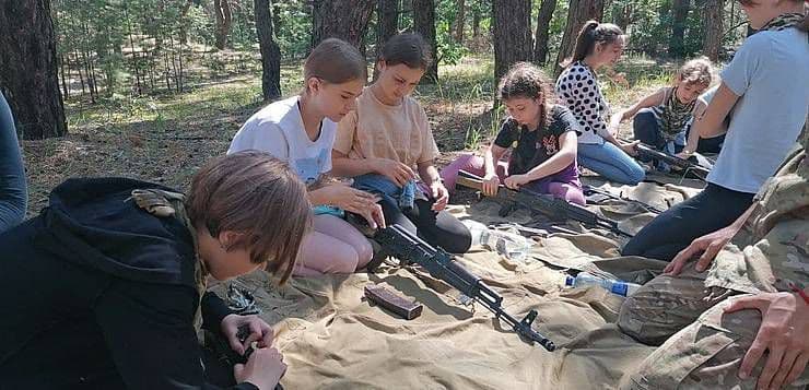 Поблизу Нових Санжар школярів вчать давати відсіч