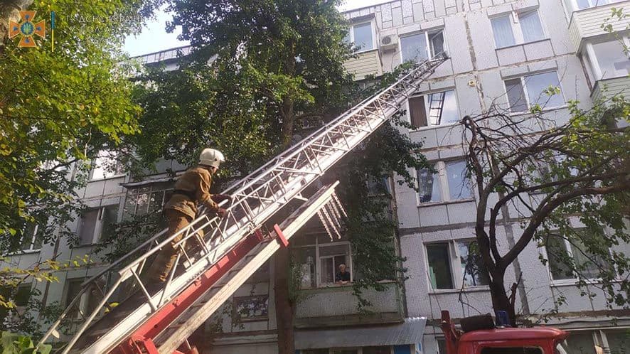Думали, що померла: в Полтаві бабусю рятували через вікно