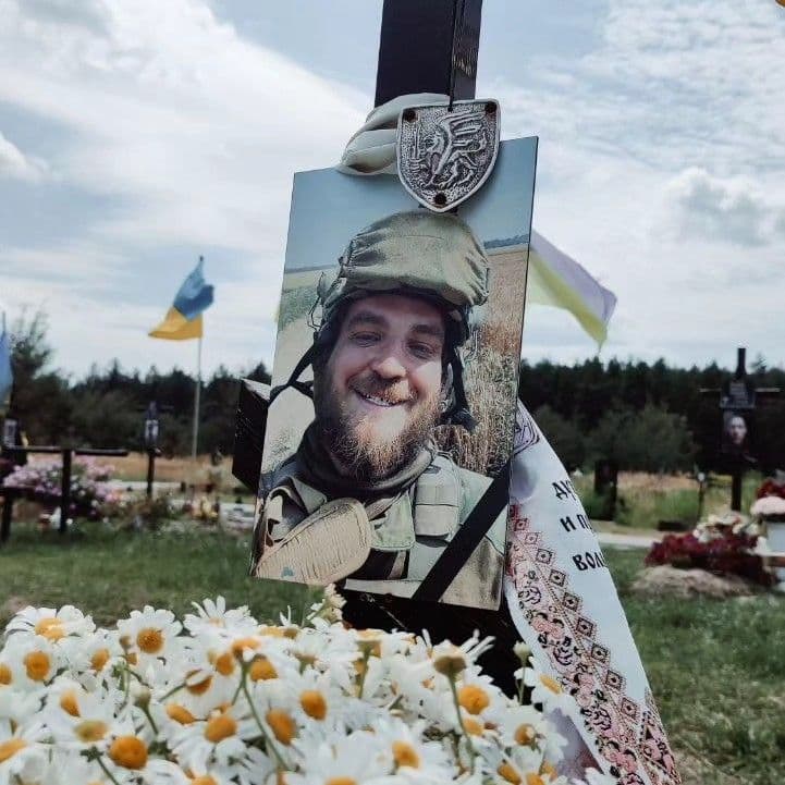 З могили полеглого воїна з Полтави викрали медальйон
