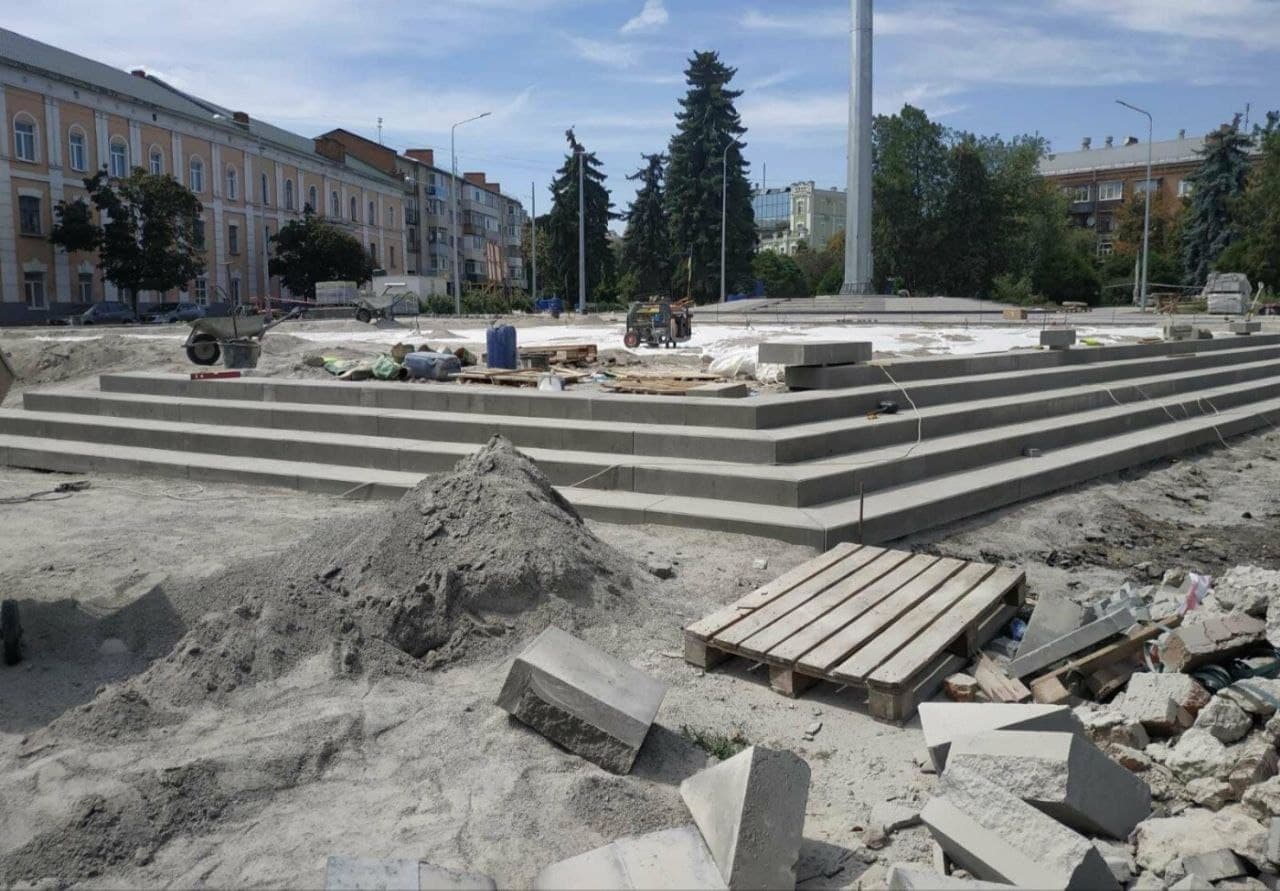 50-метровому флагштоку бути! У Полтаві завершуються облаштувальні роботи