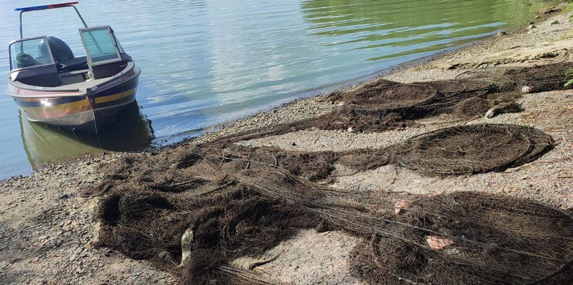 З Кременчуцького водосховища дістали понад 100 метрів браконьєрських сіток з рибою