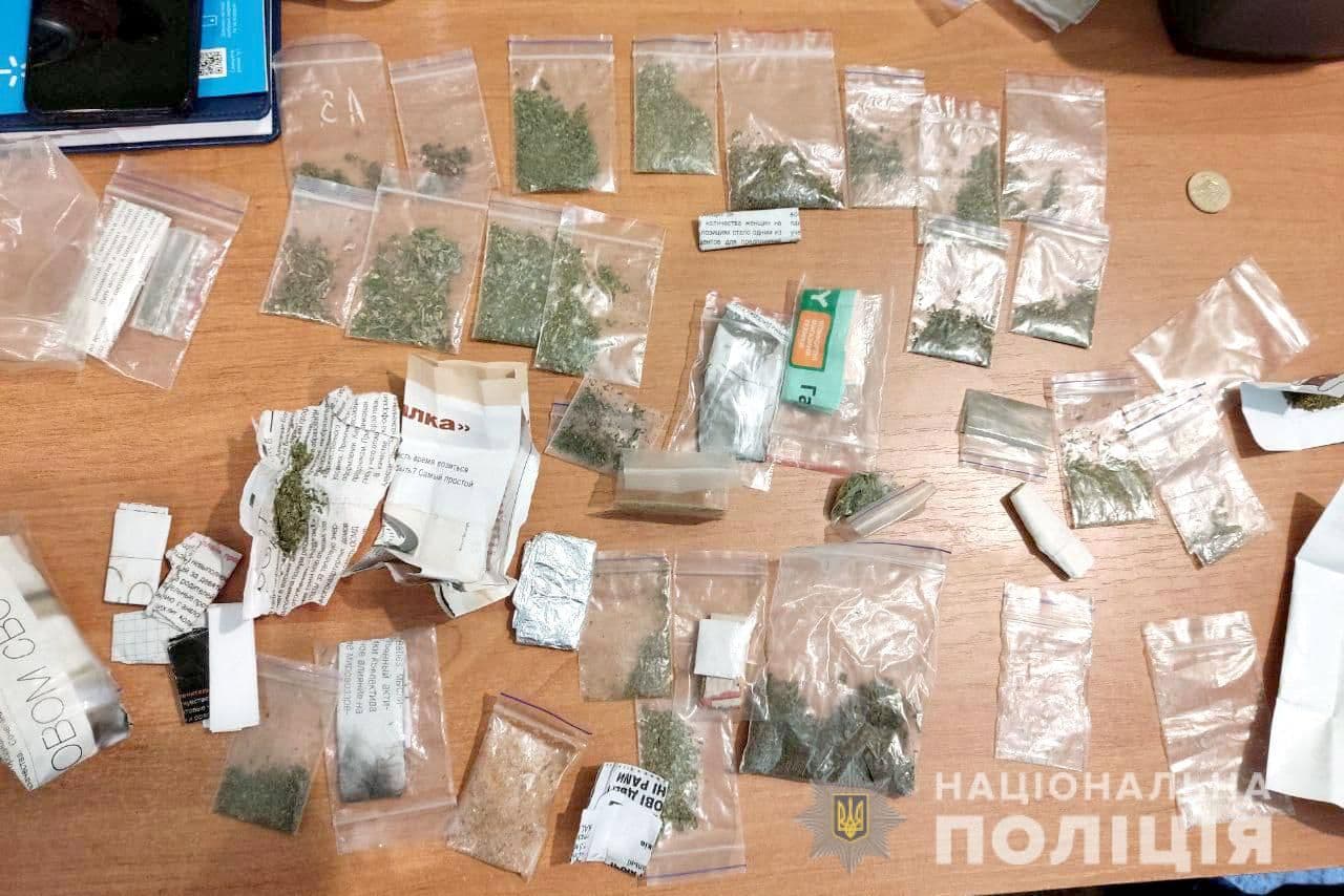 Поліція знайшла зброю та наркотики у мешканця Горішніх Плавнів