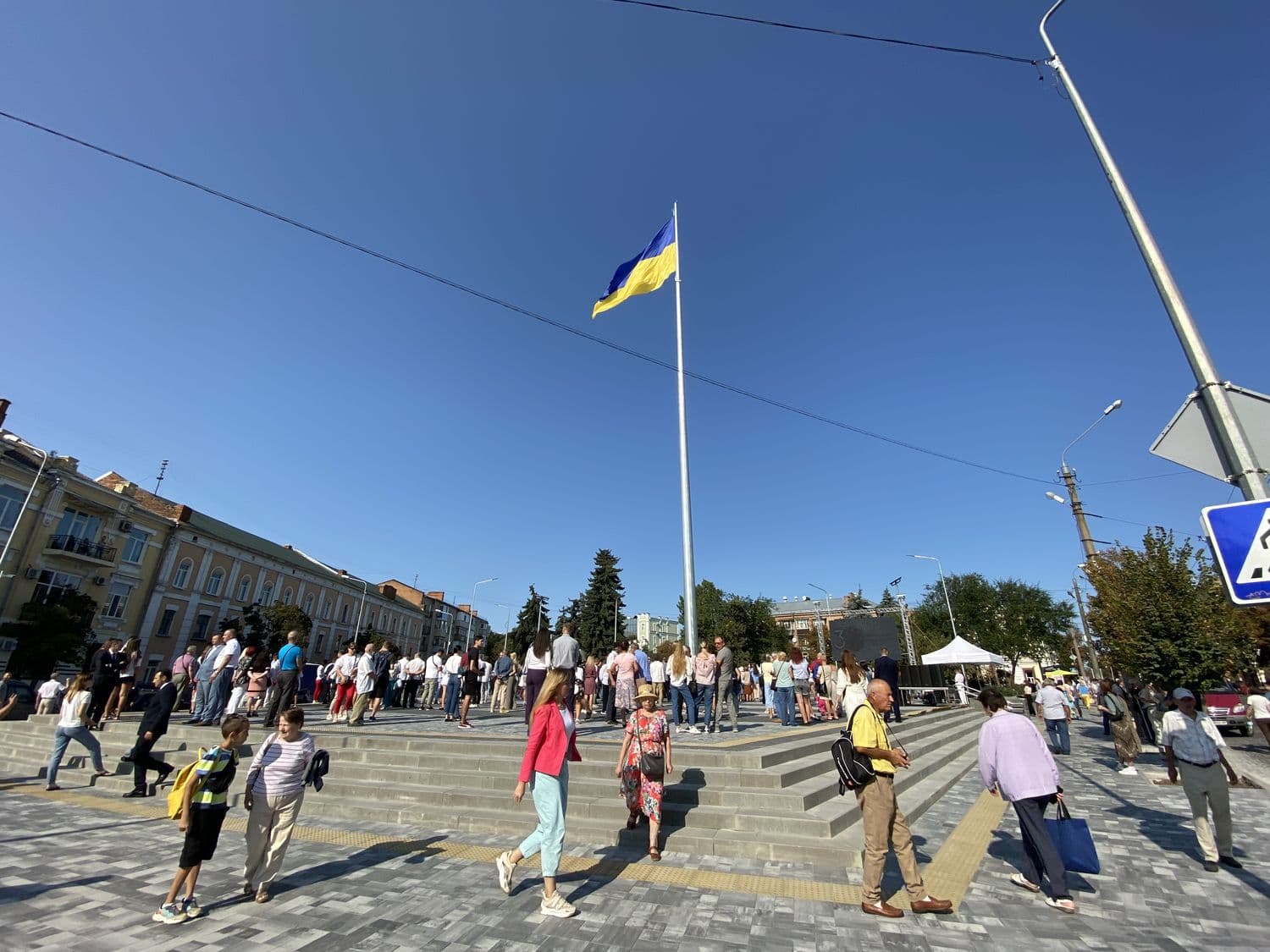 У Полтаві підняли прапор на флагштоці за 12 мільйонів гривень (фото, відео)