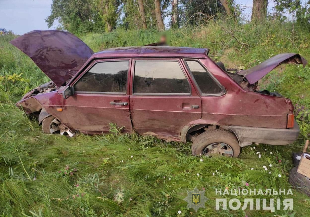 У Полтавському районі автівка злетіла у кювет, є постраждалі