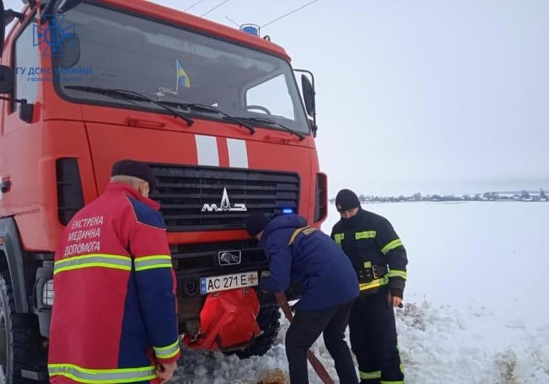 На Полтавщині під час негоди надзвичайники відбуксирували декілька автівок