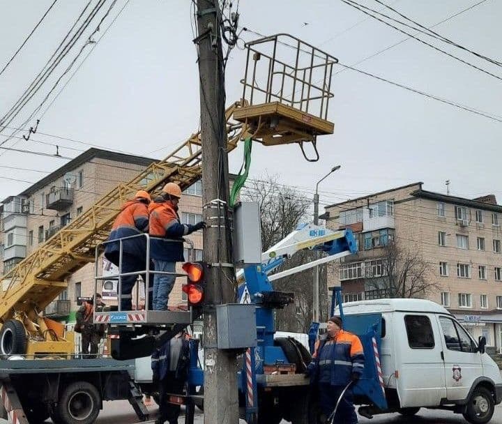 У Полтаві встановлюють блоки живлення для безперебійної роботи світлофорів