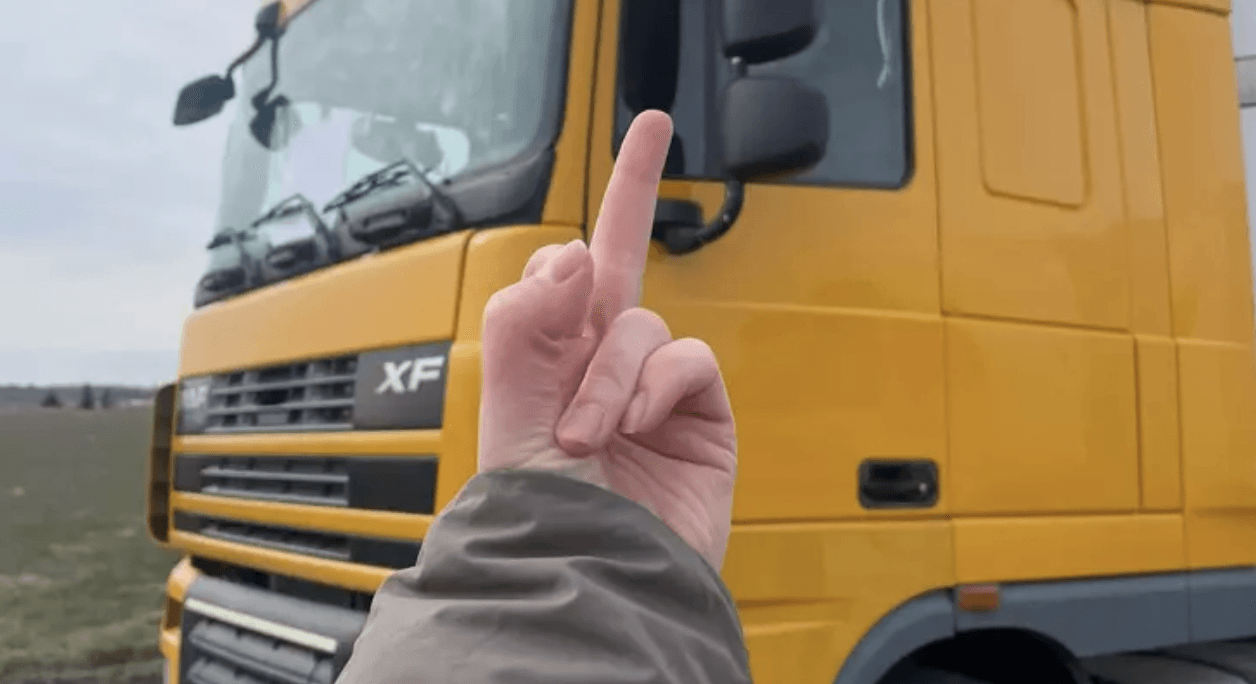 Полтавка блокує фури на польсько-білоруському кордоні, які везуть до росії підсанкційні товари