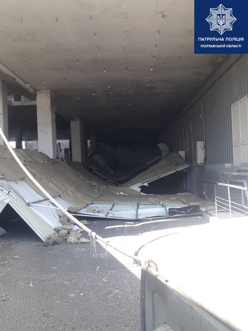 У ТРЦ «Київ» дах парковки обвалився на автомобілі