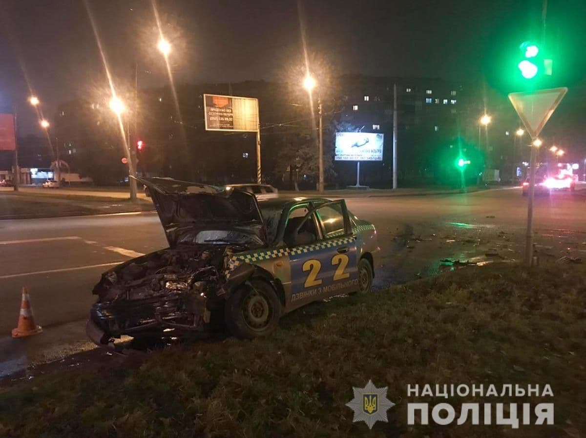 У Полтаві Hyundai в'їхав у таксі: троє постраждалих