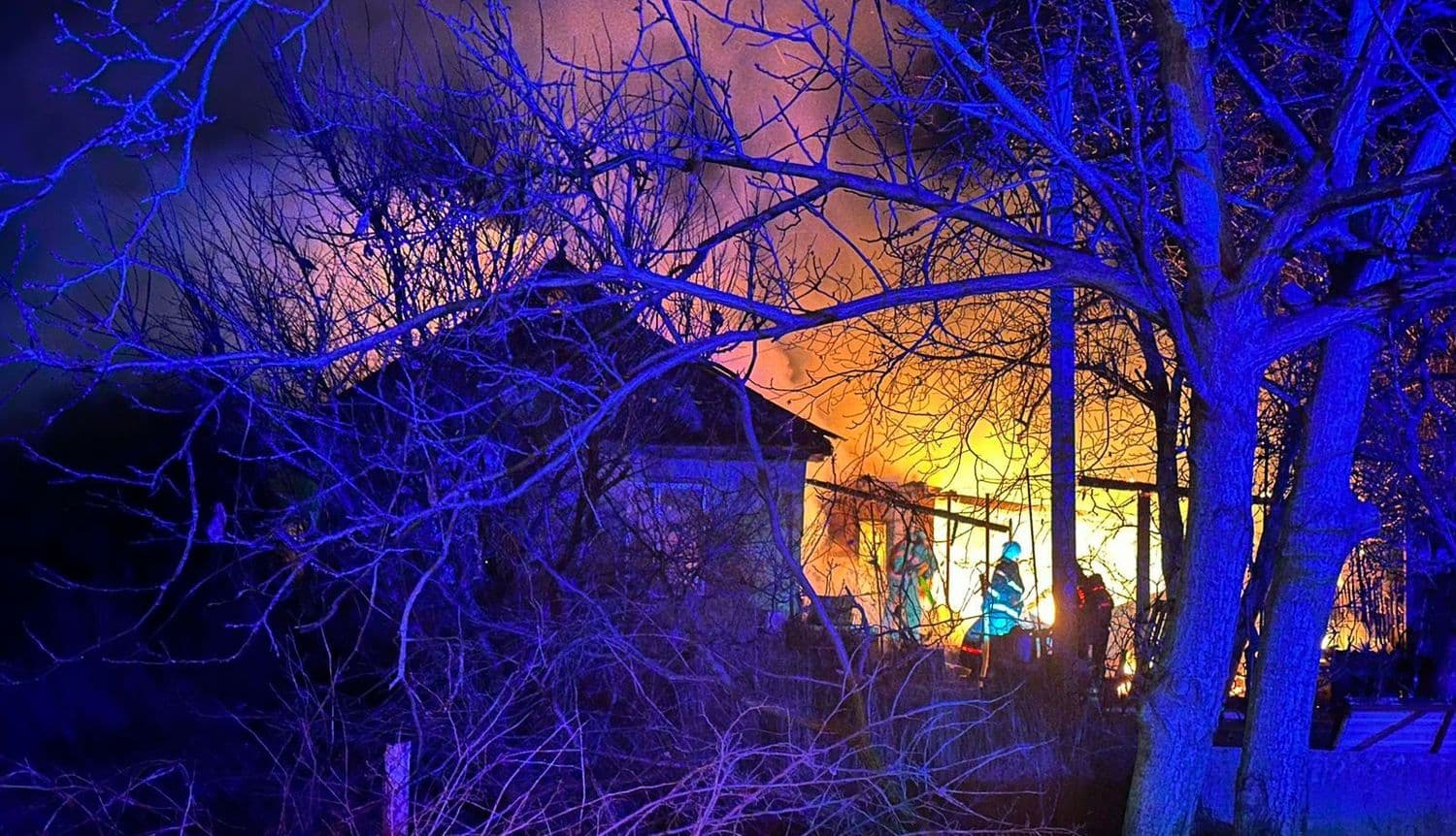 Поліціянти Полтавщини врятували жінку із палаючого будинку