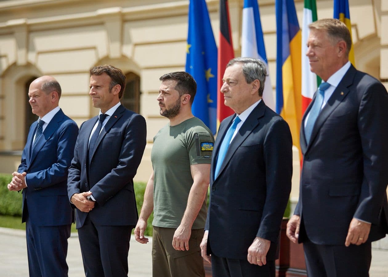 Президент України прилетів у Францію, для зустрічі з Шольцом і Макроном