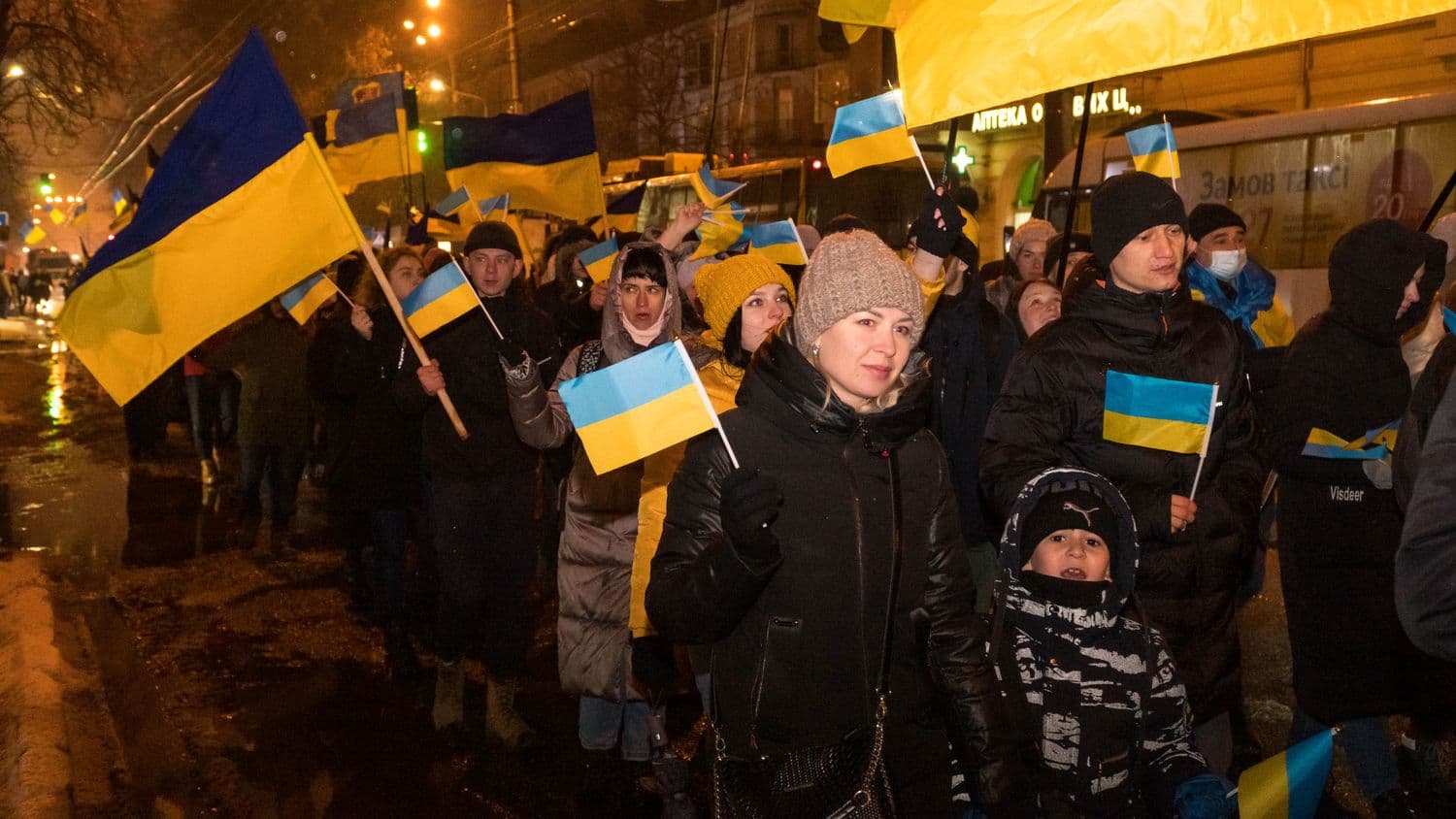 З сотнями прапорів і музикою: полтавці влаштували масову «ходу Єдності» центром міста