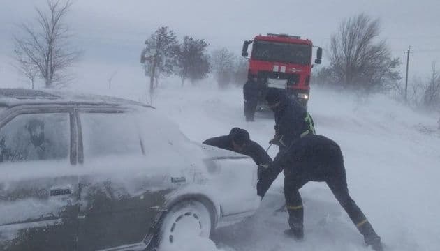 Куди звертатися водіям, які потрапили у снігові замети