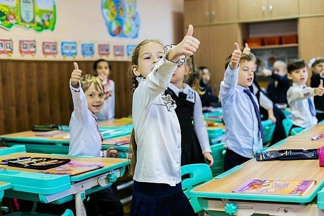 Дистанційка закінчилася: учнів повертають за парти