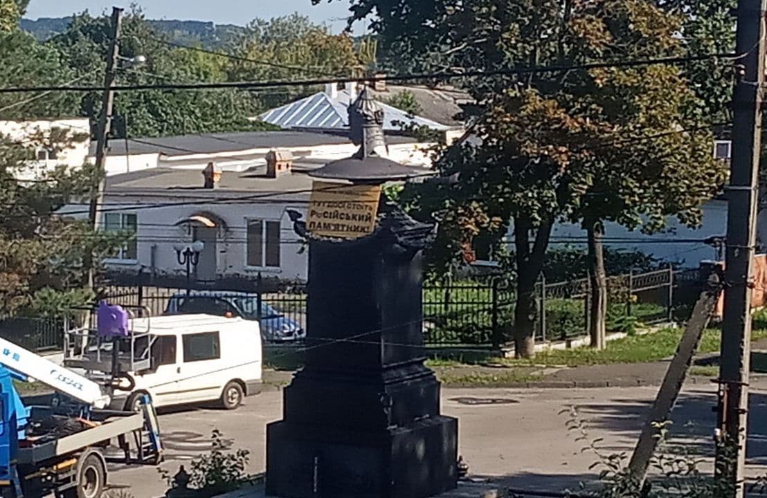 У Полтаві волонтери повісили табличку «Тут досі стоїть російський пам’ятник» на Петра І