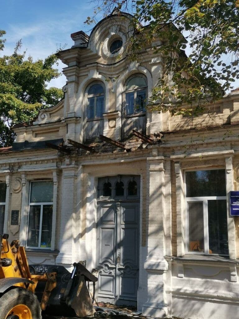 В Полтаві демонтували балкон, з якого начебто виступав Гітлер