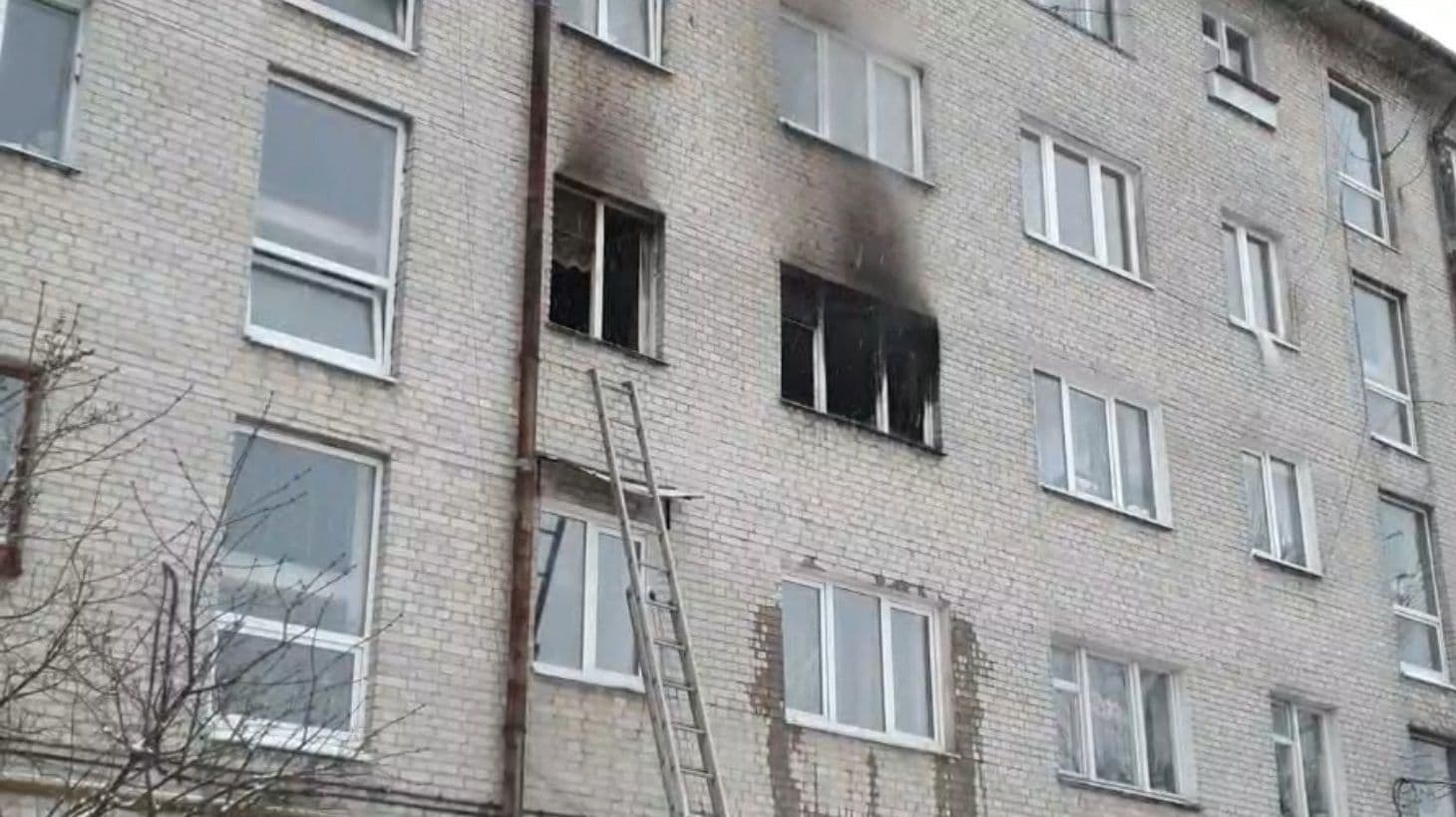У Пирятині з палаючої квартири врятували дівчину