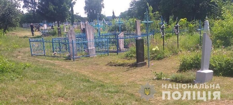 У селі під Лубнами чоловік побив на цвинтарі свою співмешканку