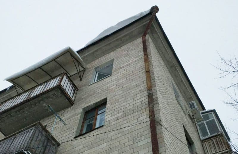 У Полтаві комунальники розчистили покрівлі будинків від снігу на понад 30 адресах