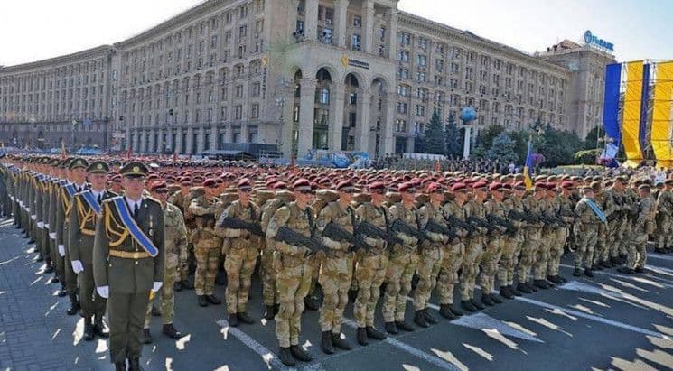 «Україна відвойовує своє»: цього року парад до Дня Незалежності розпочали зі зворшуливого дійства(відео)