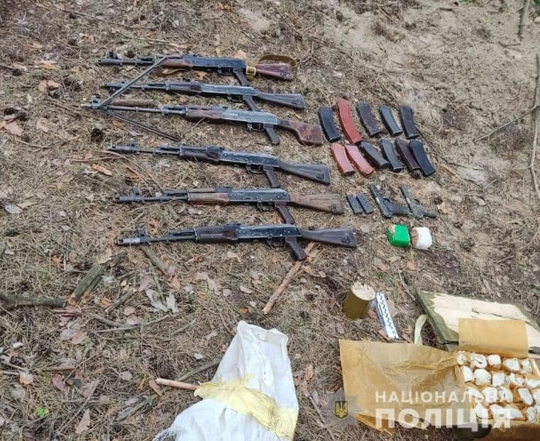 На Полтавщині у схованці в лісі знайшли автомати Калашнікова, кулемет, пістолети та гранати