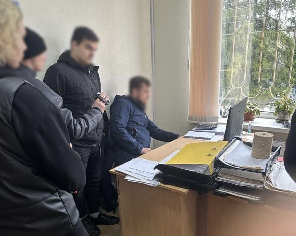 Вимагав гроші за поховання військових: заступника полтавського ритуального бюро підозрюють у хабарництві