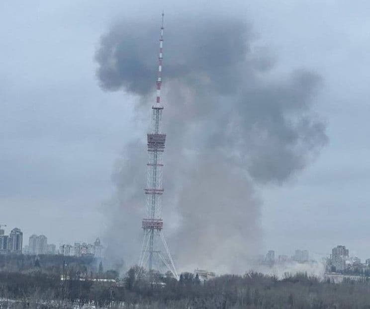 У Києві влучили в апаратну мовника на телевежі — робота телеканалів скоро буде відновлена